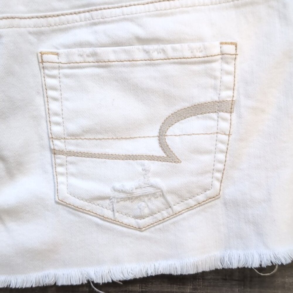 💠 American Eagle White Distressed Denim Mini Skirt Womens Size 6 Stretch - Picture 9 of 12
